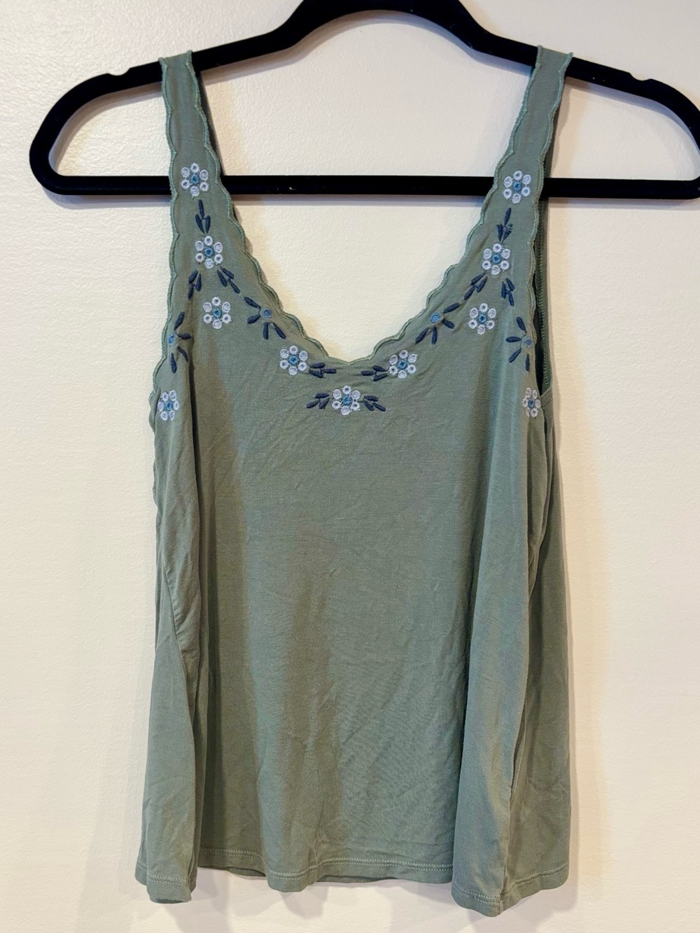 American Eagle Soft & Sexy Tank Green Scallop Neckline Floral Embroidery XS